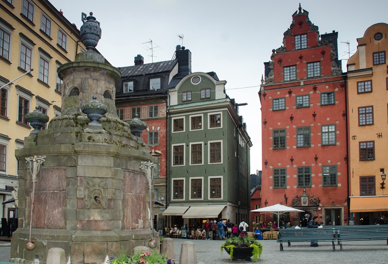 027_szokokut_a_szines_hazas_teren