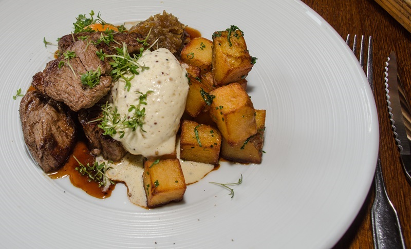 011_dodo_foetele_steak_a_szallodaban