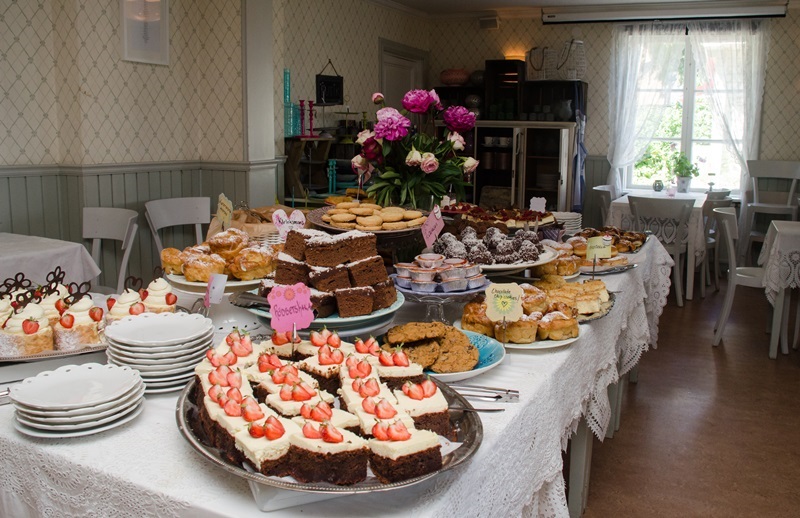 119_cukraszda_Vaxholmon_nehany_sutivel