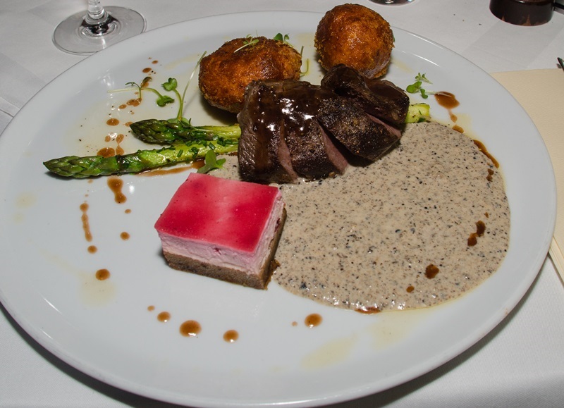 158_renszarvassteak_szuper_gomboccal_es_sutivel