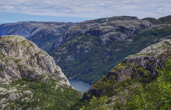 hdr_kozti_latkep_a_Predikaloszek_fele_small