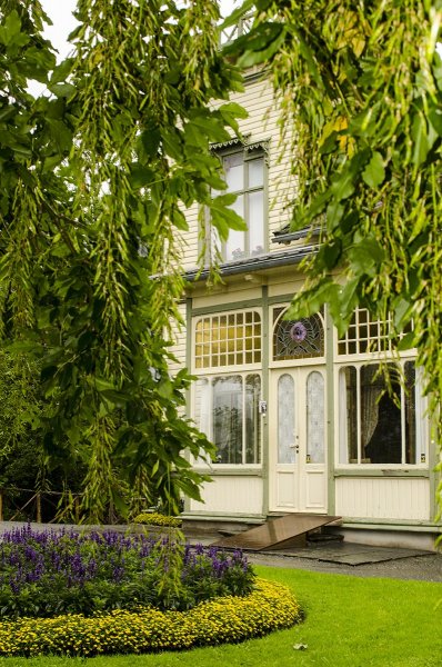 Grieg-haz_bejarat_small