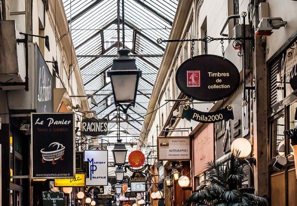 800px-Passage_des_Panoramas,_16_May_2013