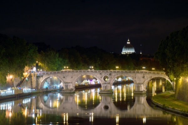 Ponte_Sisto_and_Dome_od_St._Peter_at_night_kicsik