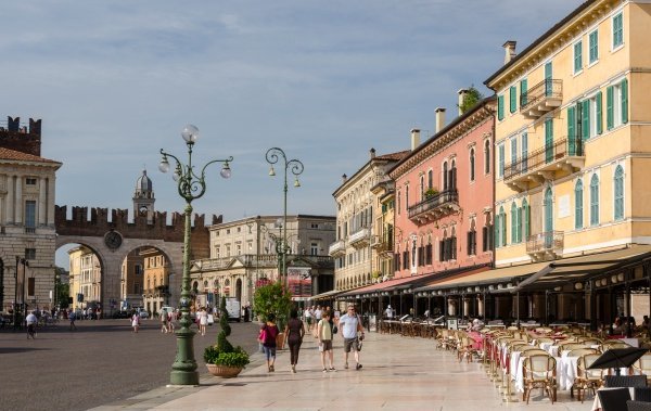 002_Veronai_utcakep_reggeli_elött_kicsik