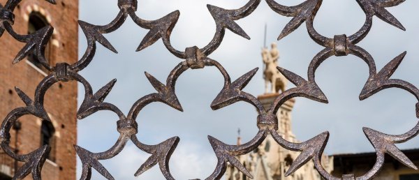 024_szobor_a_sirhelyen_kicsik