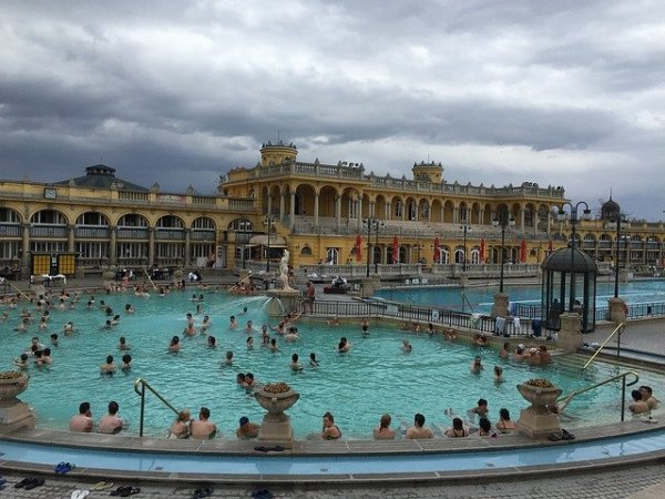 szechenyi-spa-1333668_640