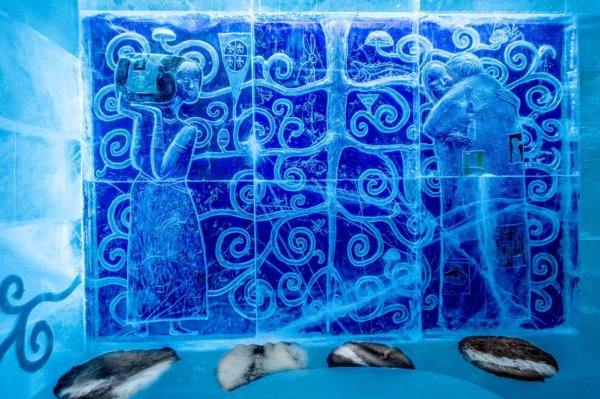 delux-suite-kiss-icehotel-2017-1400x932