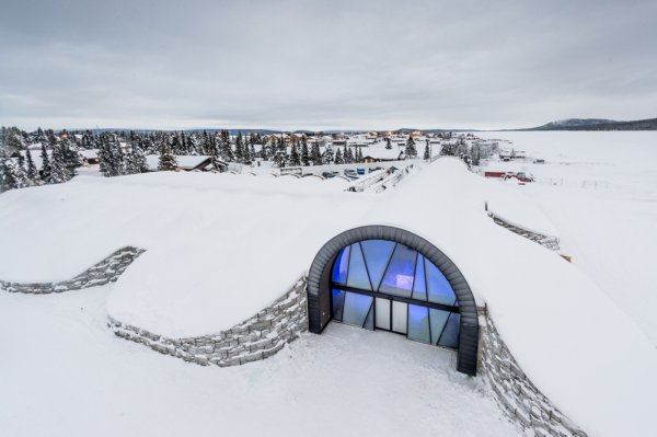 entrance-icehotel-365-1400x932